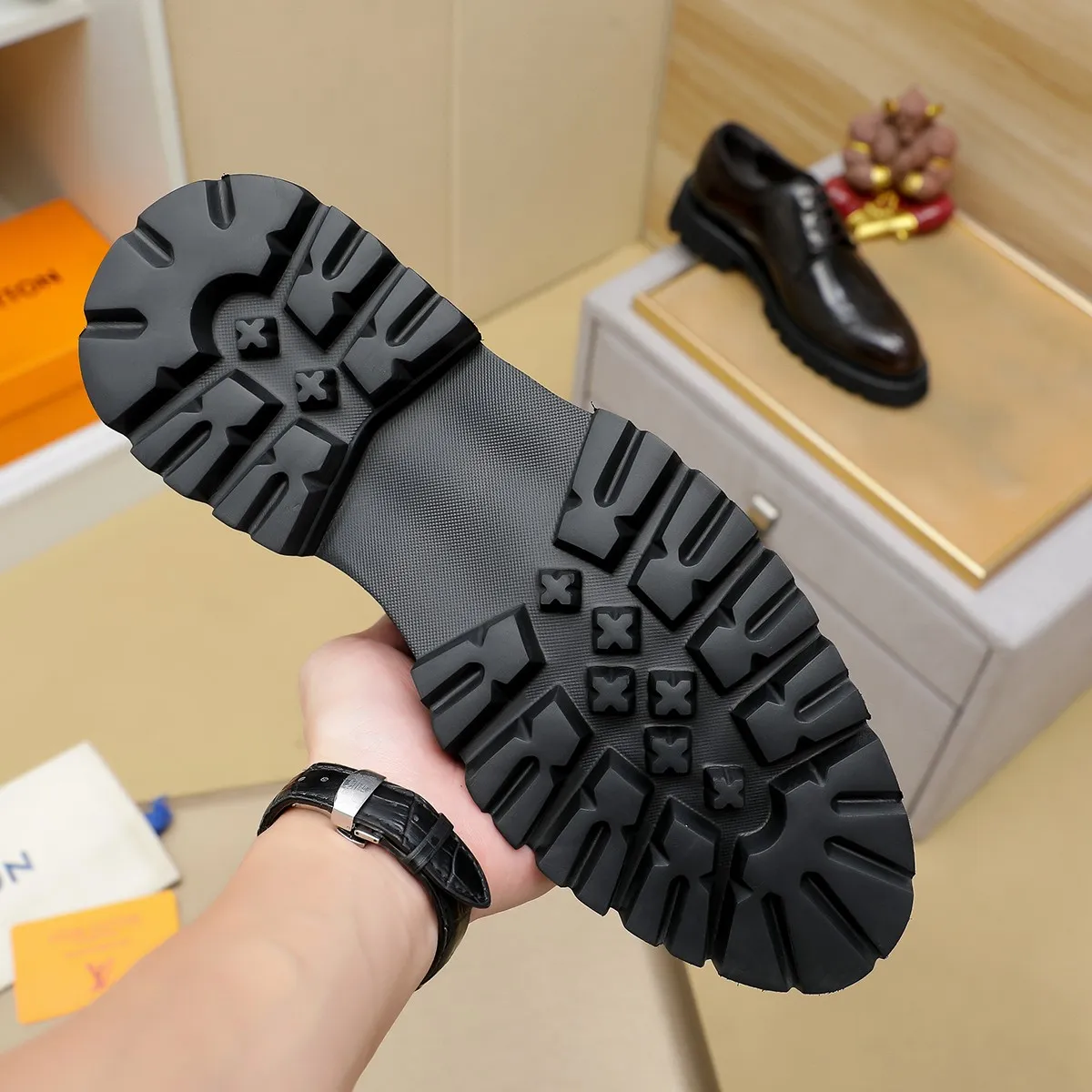Men's shoes 💰620 💰 Louis Vuitton LV ® Autumn and Winter 🆕 models 🔛Full shoe counter First layer cowhide, 🐂leather lined casual shoes for men, super soft outsole, essential for driving. Counter synchronized original first layer cowhide completely 1:1 mold customization 🌹Top version, 2 colors available! Number: 38-45 (37.46. Customized)